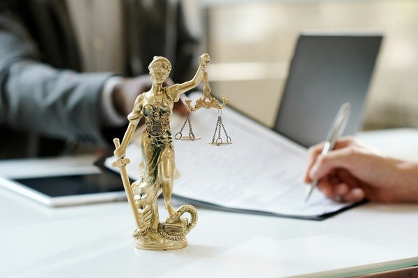 Pourquoi recourir à un avocat pour licenciement à Versailles ?